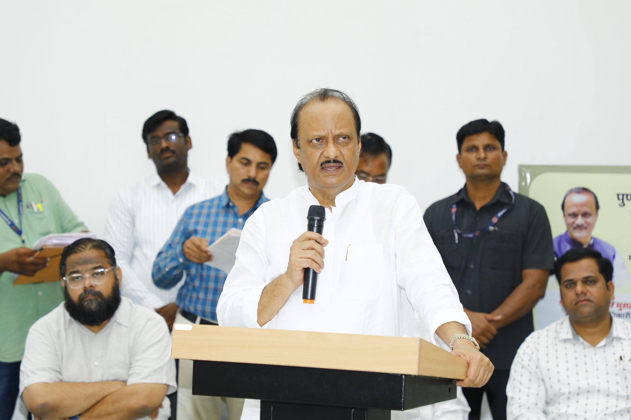 कुणी कुणाचे बोर्ड लावायचे हा ज्याचा त्याचा अधिकार आहे. त्यावर मी प्रतिक्रिया देण्याचं काही कारण नाही - अजित पवार