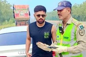 लायसन्स नाही, ओव्हरस्पिडिंग केलं मग काय? पाकिस्तानचा कर्णधार बाबर आझमला वाहतूक पोलिसांनी सुनावलं Babar Azam Trolled After Facing Penalty For Overspeeding