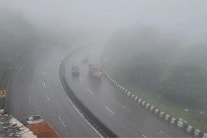 पुणे- मुंबई मार्गावरील बोरघाट धुक्यात हरवला; वाहतूक कोंडीमुळे नव्हे तर धुक्यामुळे द्रुतगतीमार्ग मंदावला! Borghat on the Pune-Mumbai route