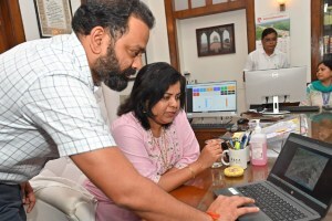 District Commissioner Dr Vipin Itankar along with Divisional Commissioner Vijayalakshmi Bidari