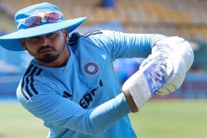 Shreyas Iyer: श्रेयस अय्यरच्या दुखापतीने टीम इंडियाच वाढलं टेन्शन, BCCIने ट्वीटकरून सांगितले, “आशिया कपमध्ये तो फिट…” Asia Cup: Shreyas Iyer suffering from back injury out of the match against Sri Lanka BCCI informed about the situation