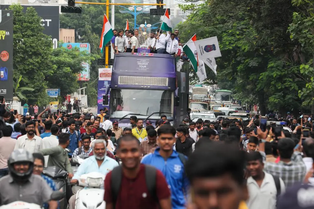 ODI World Cup Trophy 2023 reaches Pune grand procession from Senapati Bapat Road Crowd of Pune residents to see the trophy