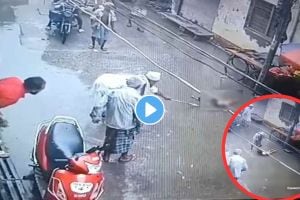 VIDEO: पावसाच्या पाण्यात विजेचा धक्का बसल्याने तडफडत होता चिमुकला, देवदूत बनून आलेल्या वृद्धांनी वाचवले प्राण elders saved the child slife Varanasi Viral Video