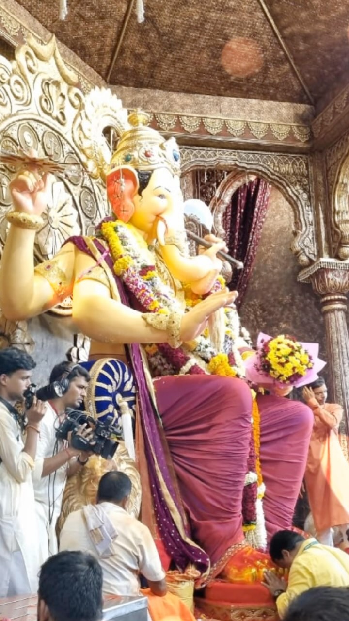 Lalbaugcha Raja 2023 Celebrity Visit Photos