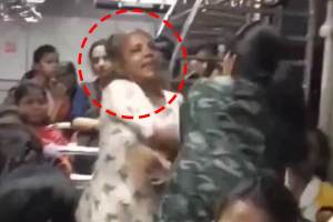 काकू भडकल्या ना राव! तरुणीच्या थेट कानशिलात लगावली, मुंबई लोकलमधला व्हिडीओ व्हायरल Viral Video