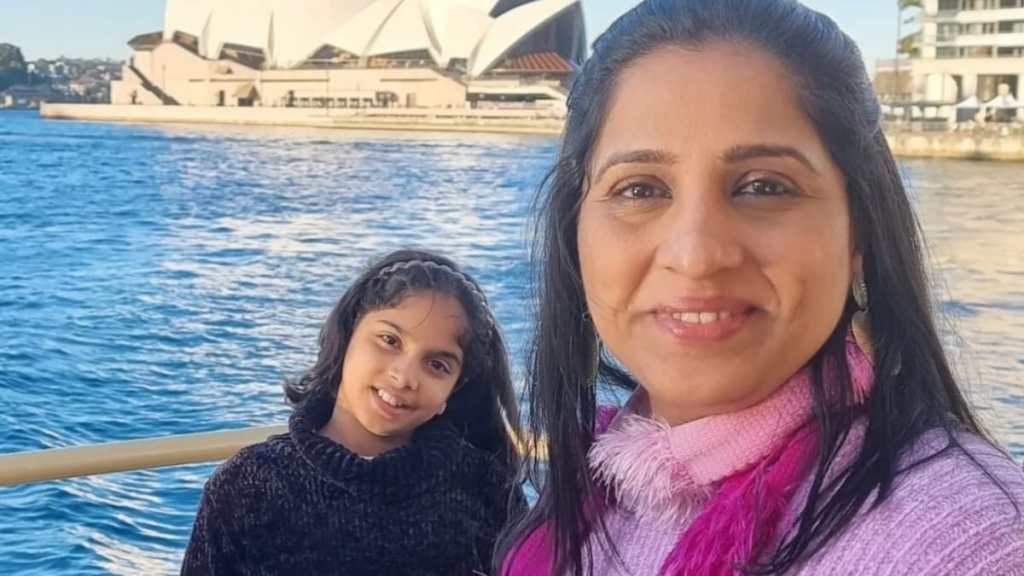 Madhurani prabhulkar with her daughter