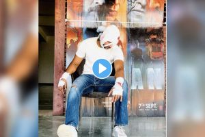 ट्रेनमध्ये प्रवास करण्यासाठी पठ्ठ्याने रिक्रिएट केला शाहरुख खानचा ‘जवान’ लूक, प्रवासीही झाले थक्क, पाहा Video Jawan Movie Viral Videos