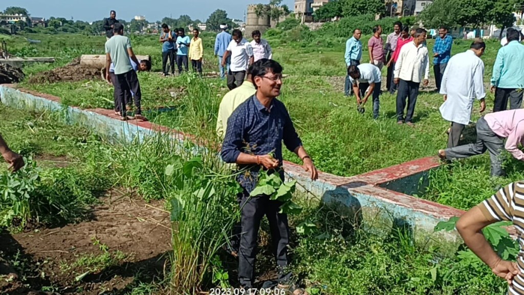 Municipal officials and employees rushed to clean Morna river