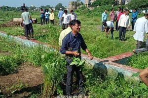 मोर्णा नदीच्या स्वच्छतेसाठी महापालिका अधिकारी व कर्मचारी सरसावले; विशेष मोहिमेमध्ये नदी पात्रात उतरून… Municipal officials and employees rushed to clean Morna river
