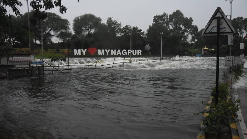 Nagpur Rain Flood , heavy rain, night, Nagpur city, ambazari lake overflow, many houses flooded