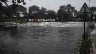 heavy rain, night, Nagpur city, ambazari lake overflow, many houses flooded