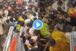 बापरे! ‘लालबागच्या राजा’च्या दर्शनाला गेलेल्या भक्तांमध्ये चेंगराचेंगरी; भाविक जखमी, धक्कादायक घटनेचा Video व्हायरल Mumbai: Devotees Get Pushed & Shoved At Lalbaugcha Raja Amid Stampede-Like Situation