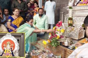 हे गणराया, भाजपा नेत्यांना सुबुद्धी दे – खासदार सुप्रिया सुळे Supriya Sule visited Kasba Ganapati