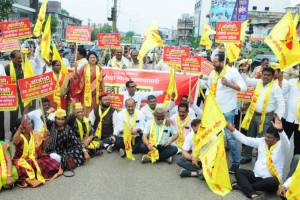 राष्ट्रीय ओबीसी महासंघाचे आंदोलन तीव्र; चंद्रपूर-नागपूर महामार्गावर चक्काजाम आंदोलन OBC Federation intensifies agitation