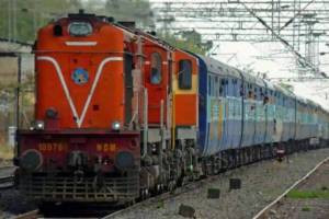 पश्चिम रेल्वेची लांब पल्ल्याची सेवा विस्कळीत Western Railway services disrupted