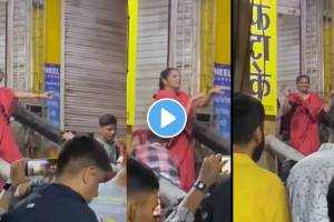 Aunty crazy dance on Tune Maari Entriyaan song at ganpati visarjan video viral on social media