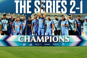 IND vs AUS: मालिका विजयानंतर टीम इंडियाची ट्रॉफी उंचावणारे कोण होते ‘ते’ चौघे? चाहत्यांना पडला प्रश्न who are the four players who will lift the trophy for Team India