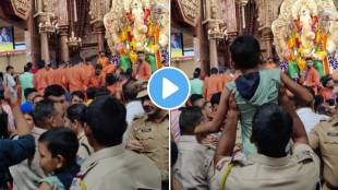 A police officer made easy way for children to see lalbaugcha raja