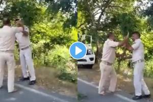 fight between two police man on road bihar police video viral