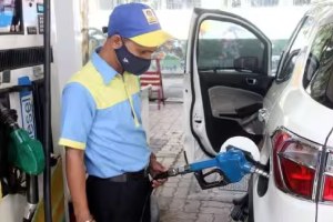 Petrol-Diesel Price on 12 September: कुठे स्वस्त तर कुठे महागलं पेट्रोल; पाहा तुमच्या शहरातील दर Petrol Diesel Price