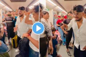 Video : दिल्ली मेट्रोत तरुणांनी सादर केलं गाणं…प्रवाशांनी घेतला भरपूर आनंद Youngsters have been seen performing a beautiful song together in the metro