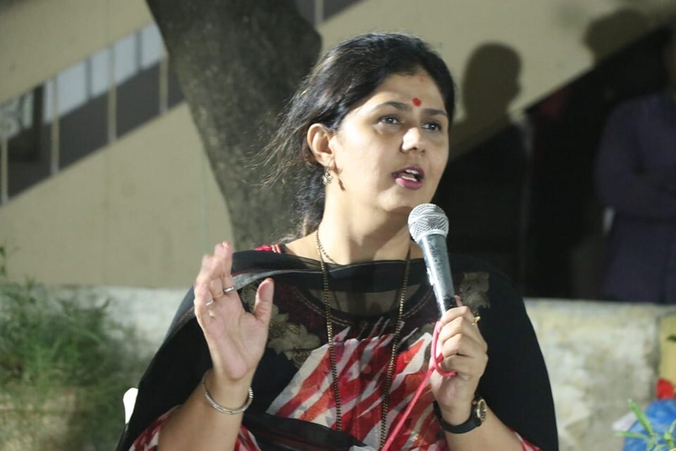 गोपीनाथ मुंडेंना जो संघर्ष करावा लागला तोच संघर्ष मला करावा लागत नाहीये. मला गोपीनाथ मुंडेंपेक्षा जास्त संघर्ष करावा लागत आहे - पंकजा मुंडे