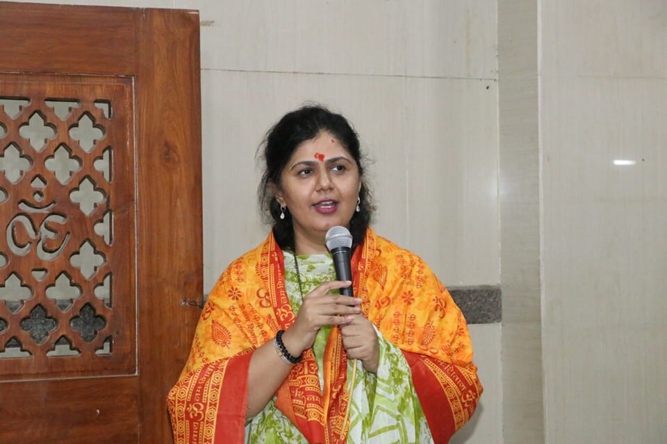 त्यामुळे मी त्यांच्याकडे वेळ मागितली आहे. आता ते जेव्हा वेळ देतील तेव्हा मी त्यांच्याशी बोलेन - पंकजा मुंडे