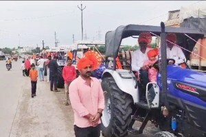 ‘येथे’ भरतो बैलांऐवजी ट्रॅक्टर पोळा!, काय आहे कारण जाणून घ्या… Pola festival in Mehkar now with modern tractor method