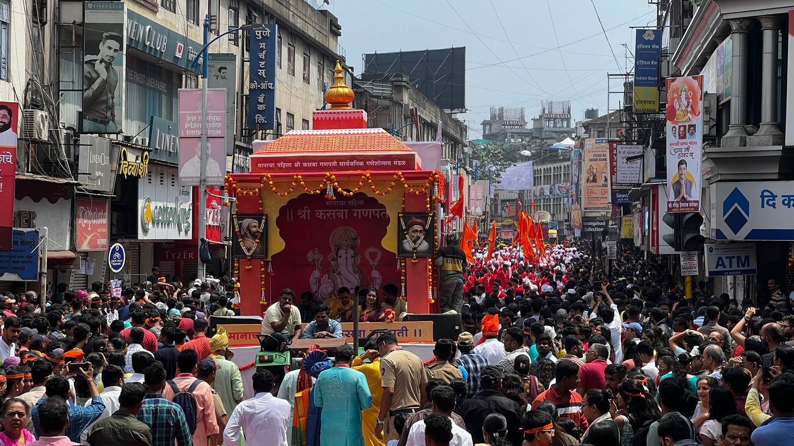 सकाळी १० वाजून १५ मिनिटांनी पुण्याचे ग्रामदैवत आणि मानाचा पहिला कसबा गणपती पारंपरिक पद्धतीने पालखीमध्ये मिरवणूक काढण्यात आली.