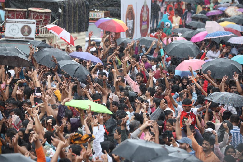 मानाचा तिसरा गुरुजी तालीम गणपतीची मिरवणूक दुपारी १२ वाजता सुरू झाली आणि सायंकाळी ५:५५ वाजता विसर्जन झाले.