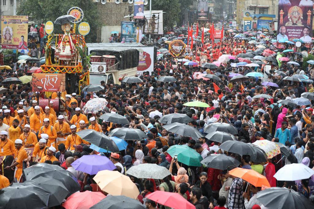 मानाचा चौथा तुळशीबाग गणपतीची मिरवणूक दुपारी १ वाजता सुरू झाली, तर सायंकाळी ६:३२ वाजता विसर्जन झाले.