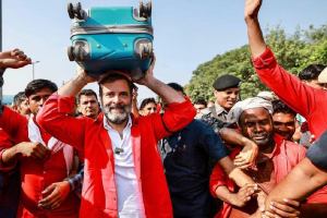 दंडावर बिल्ला, अंगात लाल शर्ट आणि डोक्यावर बॅग… राहुल गांधी झाले ‘कूली नंबर वन’! Rahul Gandhi