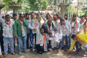 शासकीय सेवेत कंत्राटी भरतीविरोधात धुळ्यात रायुकाँचे आंदोलन Raiuka's agitation in Dhule