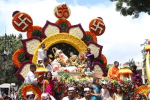 पुणे: ओंकार रथातून मंडईच्या शारदा गजाननची आगमन मिरवणूक Sharda Gajanan of Mandai