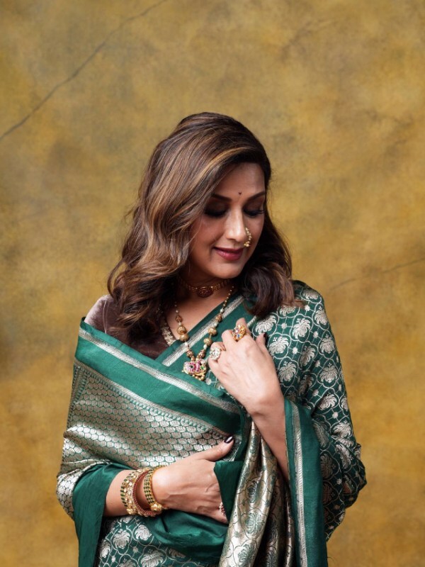 Sonali Bendre Green Saree Video