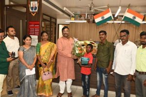 आयएएसचे स्वप्न उराशी बाळगणाऱ्या ध्येयवेड्या सोहमचे मुनगंटीवार यांनी केले कौतुक! Sudhir Mungantiwar praised Soham uikey