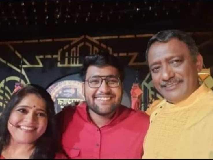 १९९८ मध्ये त्यांनी महेश सुभेदार यांच्याशी लग्नगाठ बांधली. तर नुकत्याच दिलेल्या एका मुलाखतीत विशाखा यांनी त्यांची लव्हस्टोरी सांगितली आहे.