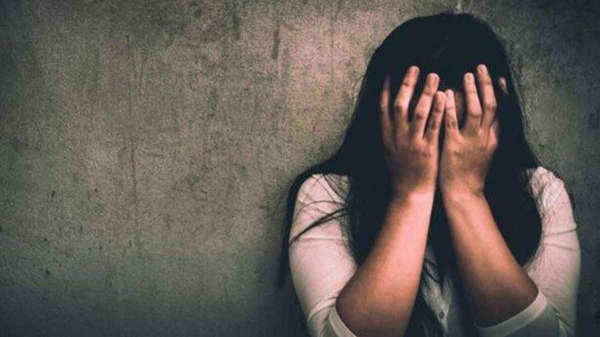 मुंबईत ट्रॉम्बे परिसरात नात्याला काळीमा फासणारी घटना घडली आहे. येथील एका ४० वर्षीय व्यक्तीने त्याच्या दोन मुलांसह ३२ वर्षीय महिलेवर सामूहिक बलात्कार केला आहे.