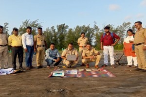 रायगड : समुद्र किनारी अंमली पदार्थांची पाकिटं, सागरी सुरक्षेतील त्रृटी पुन्हा उजागर drug packets Raigad district