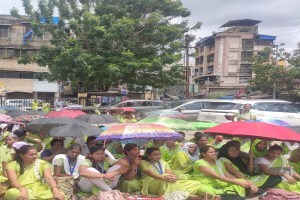 पनवेल : सरकारी कर्मचाऱ्याचा दर्जा मिळण्यासाठी आशा वर्करची निदर्शने Asha workers protest in Panvel