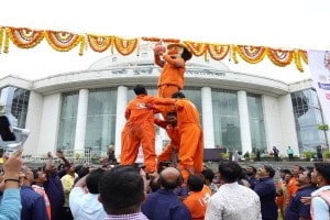 नवी मुंबई : ‘इंडियन स्वच्छता लीग २.०’ अंतर्गत सफाईमित्रांनी जल्लोषात फोडली स्वच्छतेची इकोफ्रेंडली दहीहंडी Indian Swachhta League navi mumbai