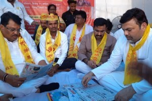 चंद्रपूर : उपोषण मंडपात काँग्रेस व भाजपा नेते एकाच वेळी दाखल, मग झाले असे की… Ravindra Tonge hunger strike