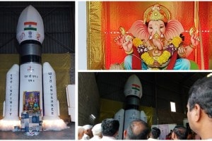 अबब…गणपती बाप्पांपुढे चांद्रयान मोहिमेचा भला मोठा देखावा! साकारली २५ ते ३० फूट उंचीची प्रतिकृती Decoration Ganapati Bappa Pimpri