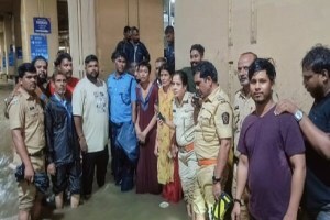 नागपूर : पुरात अडकलेल्या माय-लेकीला वाचवण्यासाठी ‘तिने’ लावली जिवाची बाजी flood in Nagpur