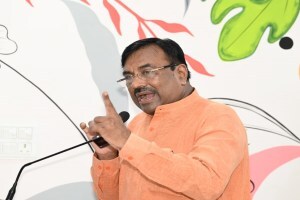 पालकमंत्री मुनगंटीवार यांच्या पुढाकारामुळे शास्त्रज्ञांचे पथक येणार चंद्रपुरात, सोयाबीन पिकावरील रोगाबाबत होणार ठोस संशोधन व उपाय scientists Chandrapur