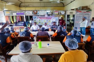अकोला : खाद्यपदार्थांचा दर्जा राखण्यासाठी रेल्वे प्रशासन ‘अलर्ट मोड’वर, उपहारगृहांची कसून तपासणी; भुसावळ विभागात विशेष मोहीम Railway administration on alert mode