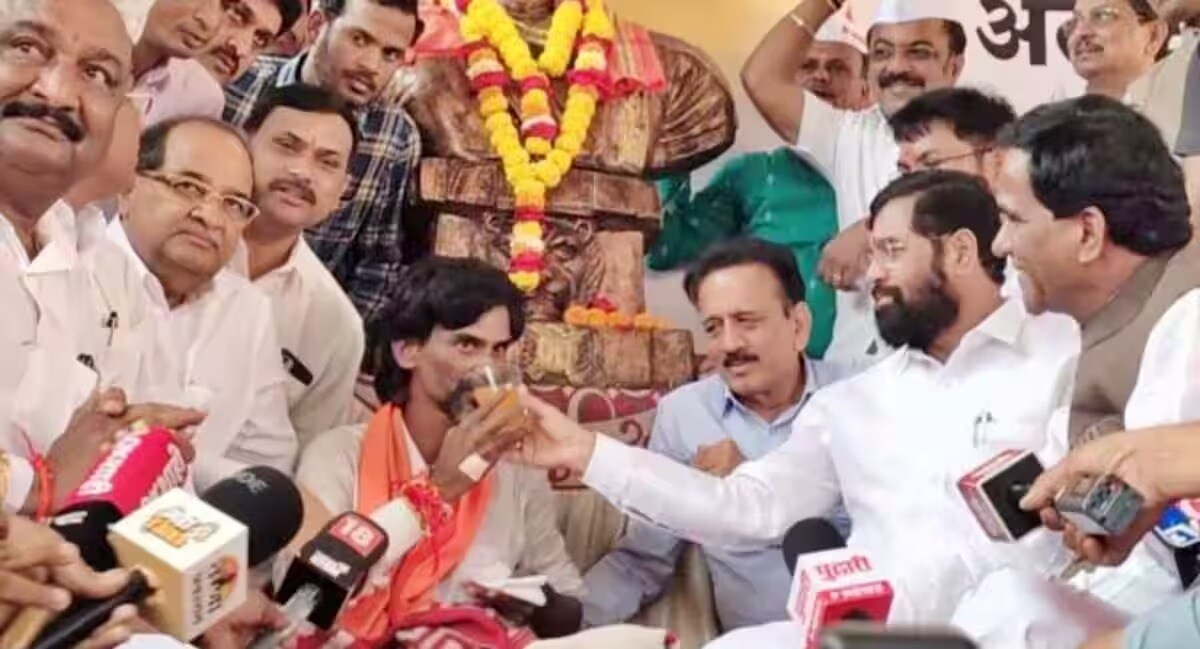 मराठा समाजाला टिकणारं आरक्षण देऊ, असं आश्वासन मुख्यमंत्री एकनाथ शिंदे यांनी दिल्यानंतर मनोज जरांगेंनी उपोषण मागे घेतलं.