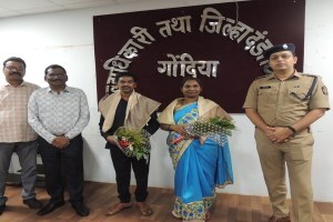 गोंदिया : जहाल नक्षलवादी दाम्पत्याचे आत्मसमर्पण, १९ लाखांचे होते बक्षीस Surrender of Naxalite couple gondia