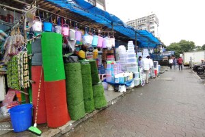 एपीएमसी मध्ये दुकानधारकांचे बस्तान फुटपाथवर सुरूच APMC, stalls shopkeepers continue footpaths marginal space