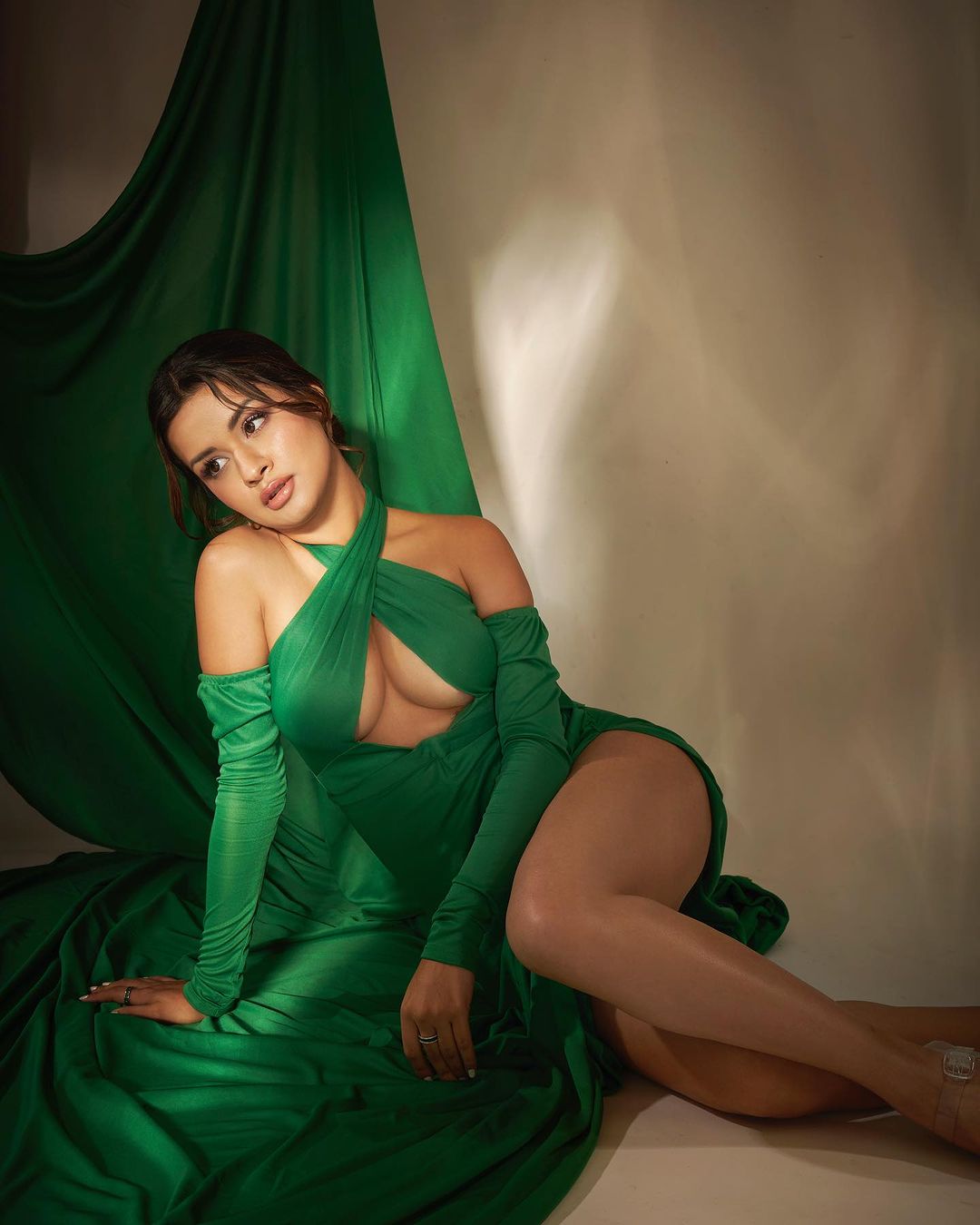 avneet-kaur-bold-photo-in-green-gown